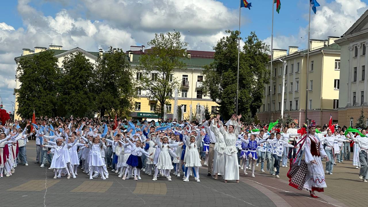 В Бресте отмечают День Государственного флага, Государственного герба и Государственного гимна