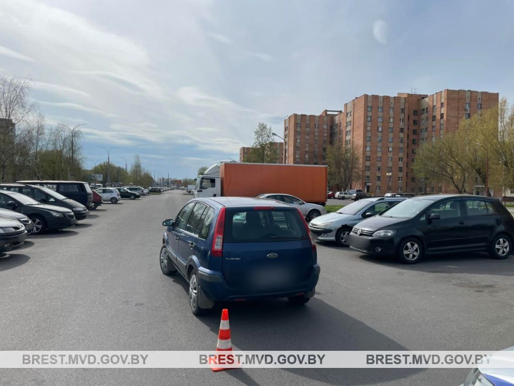 В Бресте автомобиль сбил 14-летнего подростка, который внезапно выбежал