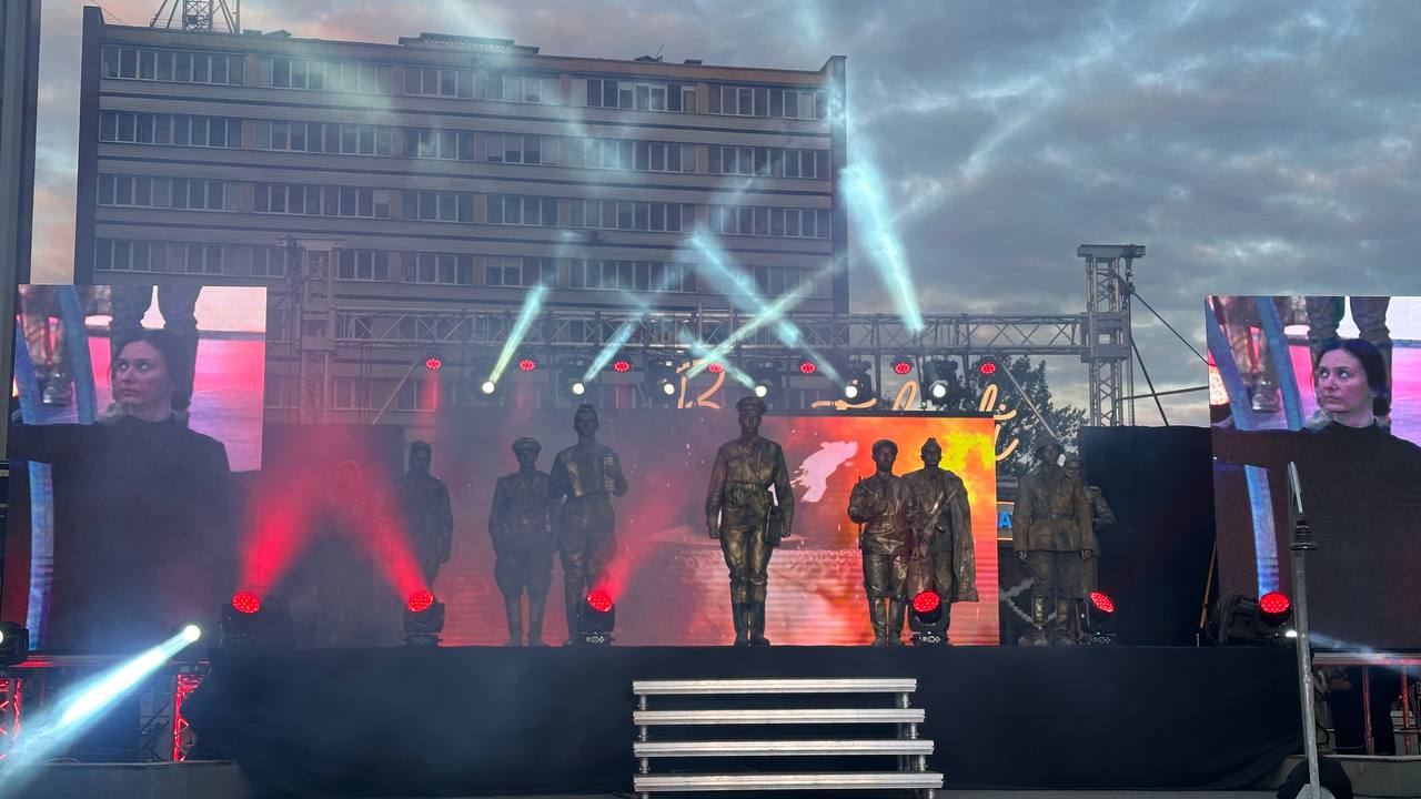 Театральное представление собрало толпу зрителей на Советской в Бресте