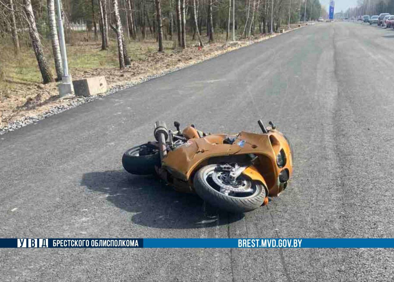 Тяжелое ДТП в Пинском районе: мотоцикл Kawasaki сбил велосипедиста