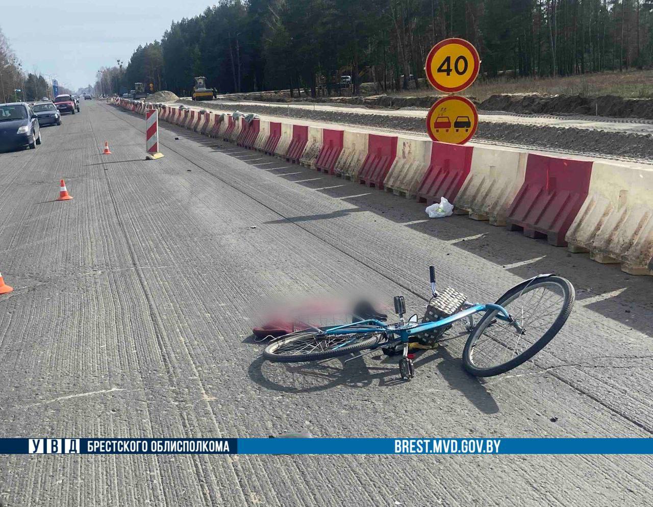 Тяжелое ДТП в Пинском районе: мотоцикл Kawasaki сбил велосипедиста