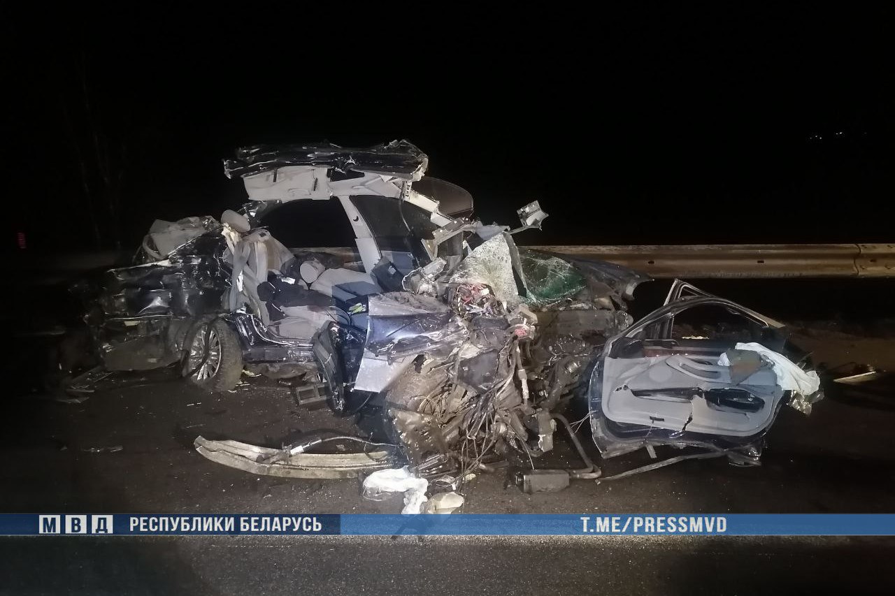 Два человека погибли в лобовом столкновении BMW и грузовика на трассе М-1