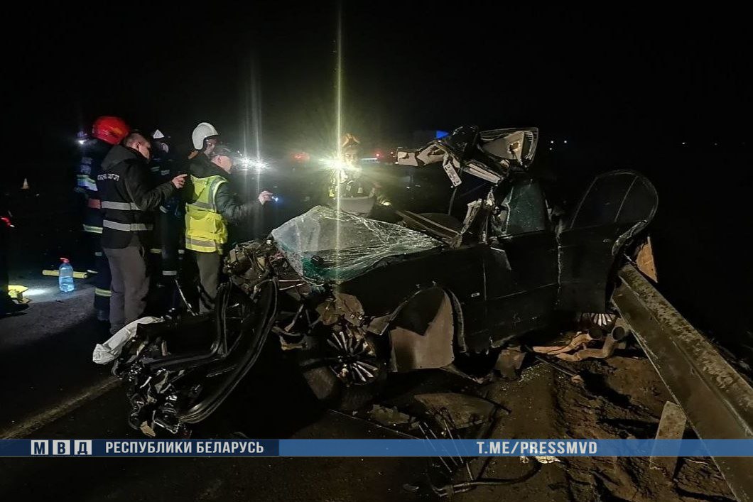 Два человека погибли в лобовом столкновении BMW и грузовика на трассе М-1
