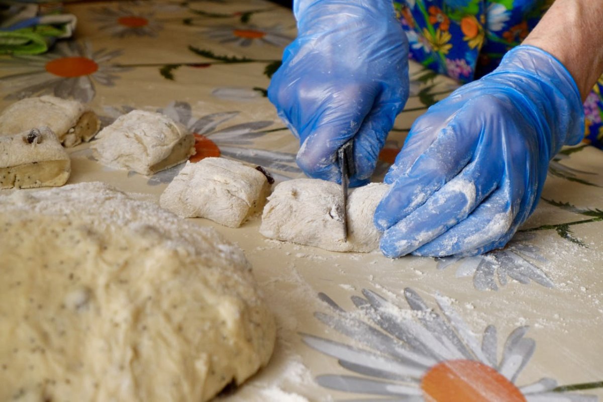 Пасхальные булочки за 20 минут: готовим легко, покупаем выгодно — с «Хит!»