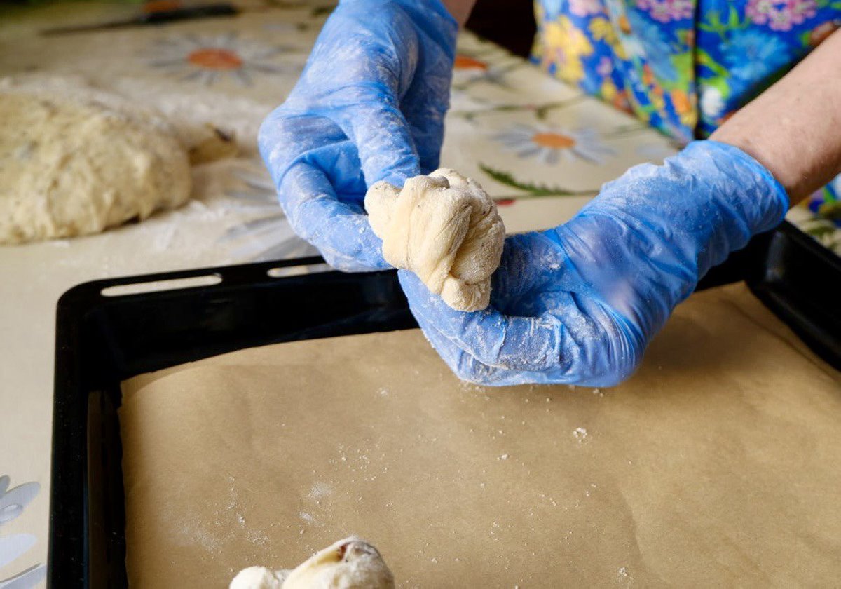 Пасхальные булочки за 20 минут: готовим легко, покупаем выгодно — с «Хит!»