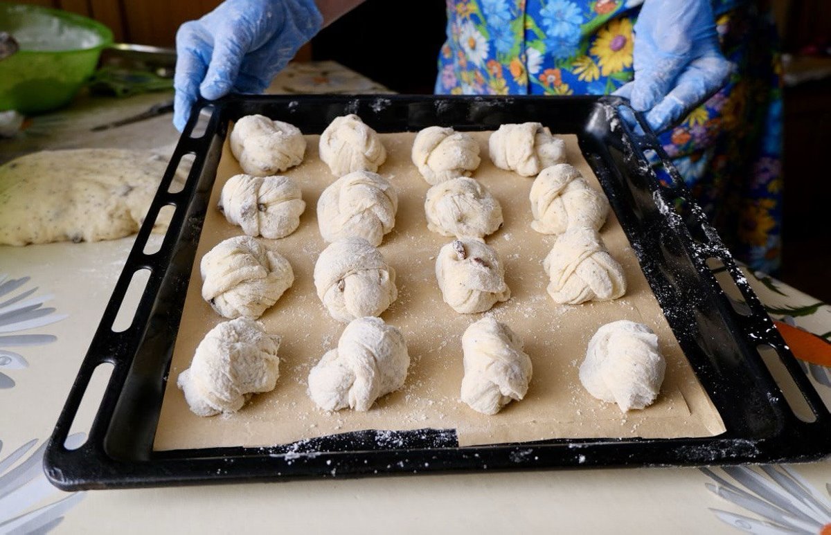 Пасхальные булочки за 20 минут: готовим легко, покупаем выгодно — с «Хит!»