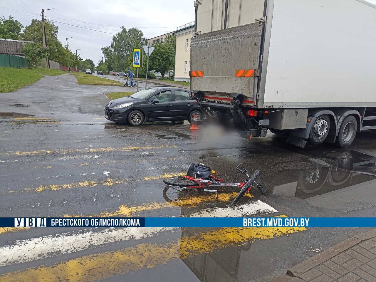В Пинске грузовик сбил 11-летнего велосипедиста