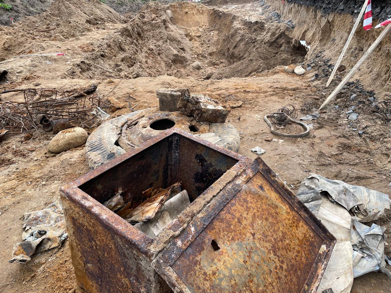 В Беларуси откопали машину времен войны и сейф с документами