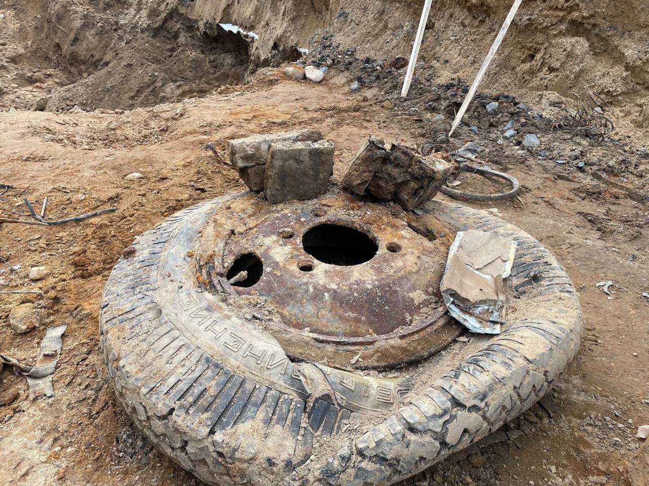 В Беларуси откопали машину времен войны и сейф с документами