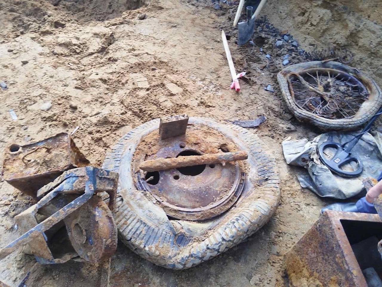 В Беларуси откопали машину времен войны и сейф с документами