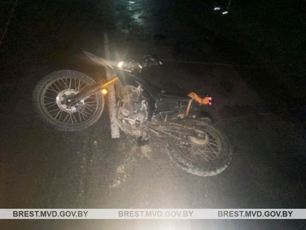 В Столинском районе 26-летний мотоциклист врезался в припаркованный автомобиль — двое госпитализированных
