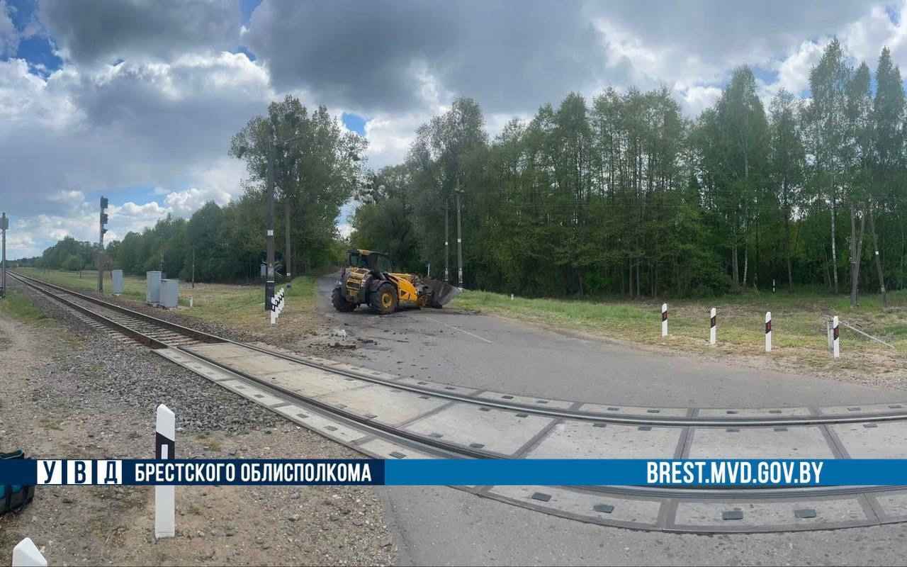 В Кобринском районе погрузчик столкнулся с пассажирским поездом