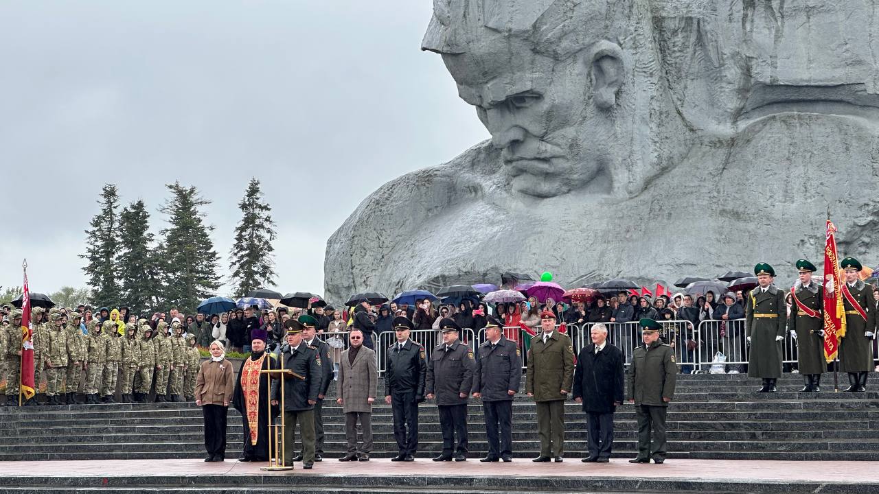 Пограничники-новобранцы и военнослужащие внутренних войск приняли присягу в Брестской крепости