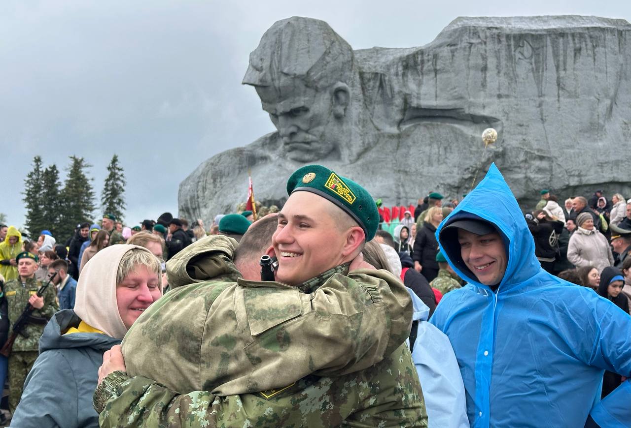 Пограничники-новобранцы и военнослужащие внутренних войск приняли присягу в Брестской крепости