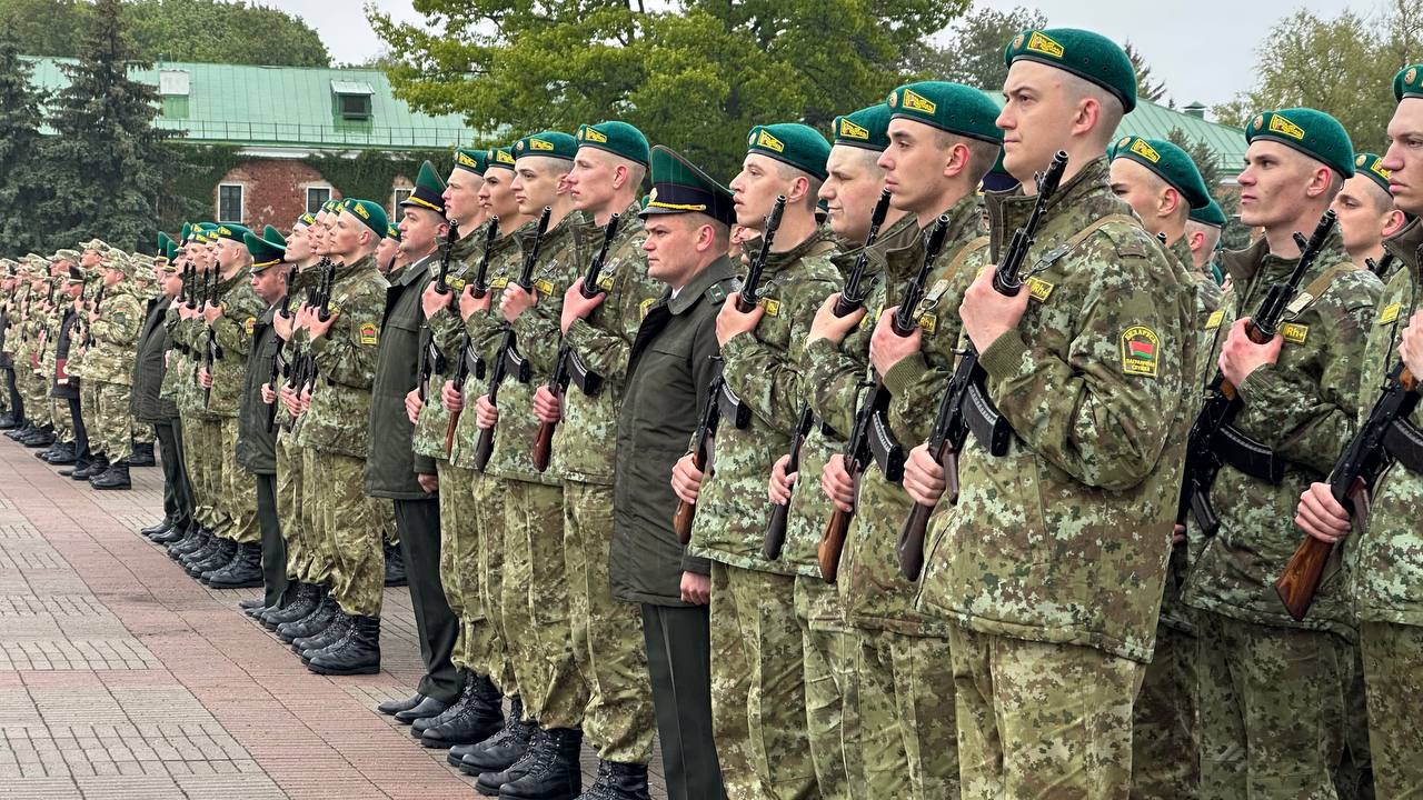 Пограничники-новобранцы и военнослужащие внутренних войск приняли присягу в Брестской крепости