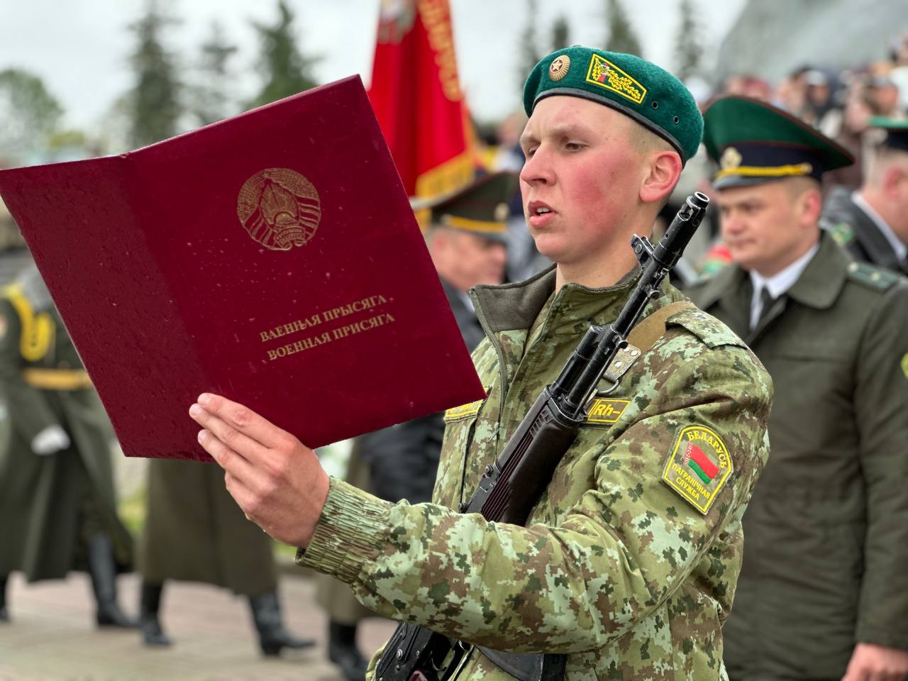 Пограничники-новобранцы и военнослужащие внутренних войск приняли присягу в Брестской крепости