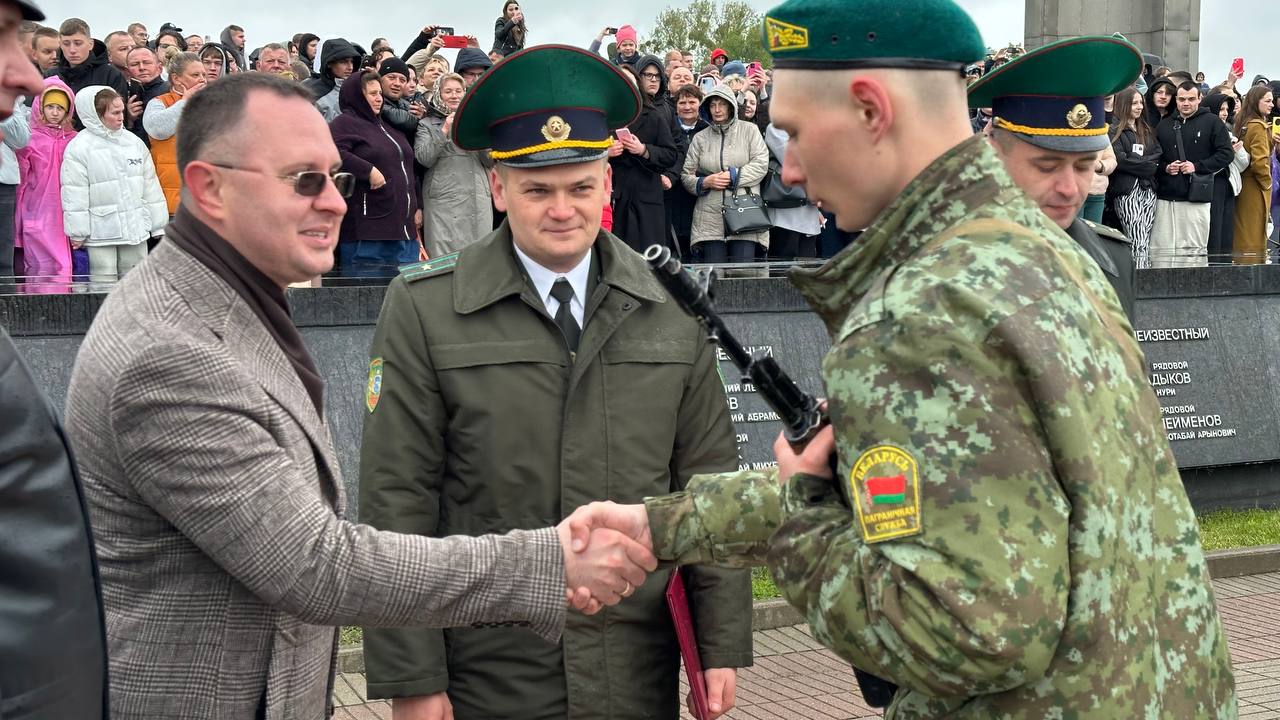 Пограничники-новобранцы и военнослужащие внутренних войск приняли присягу в Брестской крепости