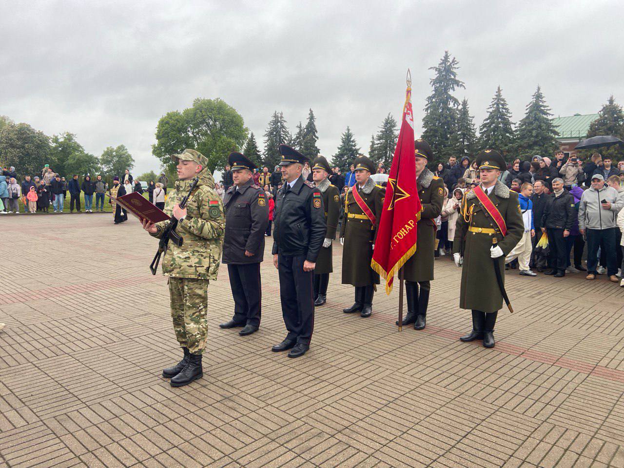 Пограничники-новобранцы и военнослужащие внутренних войск приняли присягу в Брестской крепости