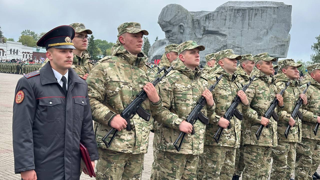 Пограничники-новобранцы и военнослужащие внутренних войск приняли присягу в Брестской крепости