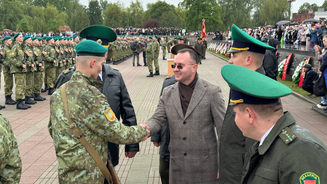 Пограничники-новобранцы и военнослужащие внутренних войск приняли присягу в Брестской крепости