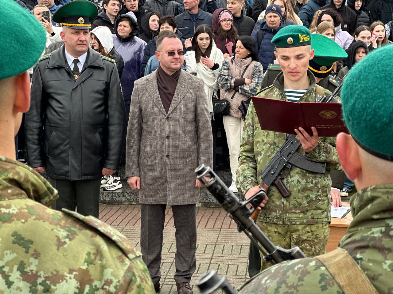 Пограничники-новобранцы и военнослужащие внутренних войск приняли присягу в Брестской крепости