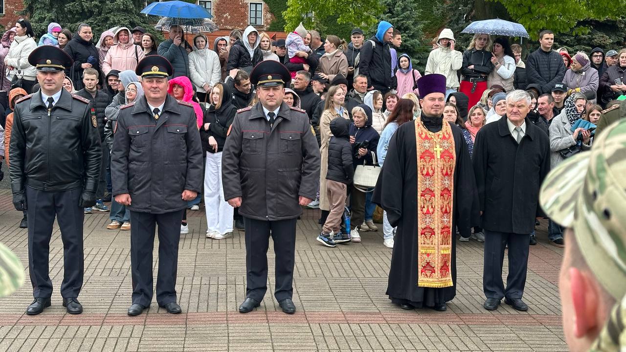 Пограничники-новобранцы и военнослужащие внутренних войск приняли присягу в Брестской крепости