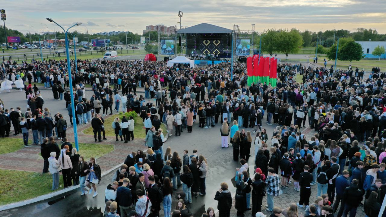 В Бресте для выпускников устроили мега-праздник