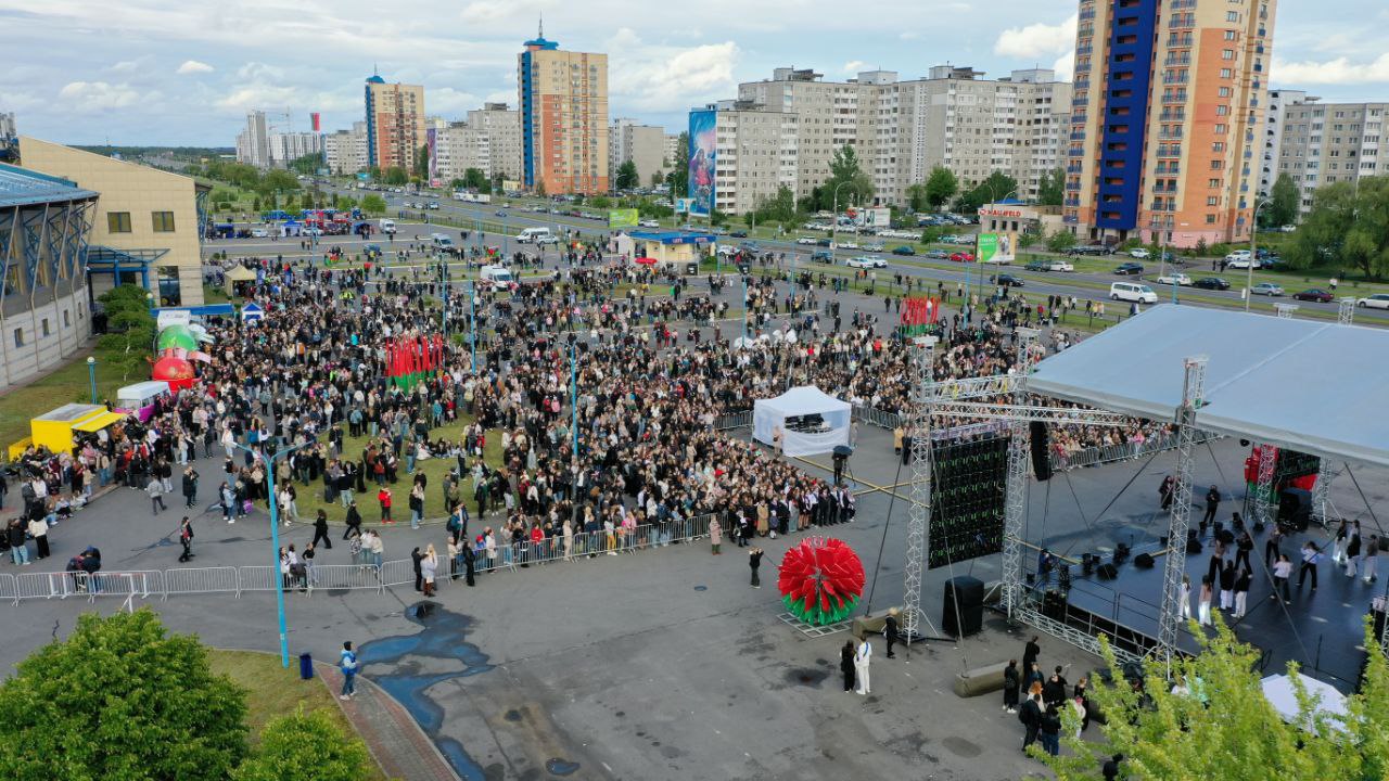В Бресте для выпускников устроили мега-праздник