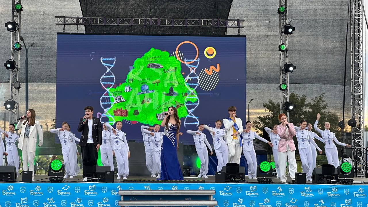 В Бресте для выпускников устроили мега-праздник