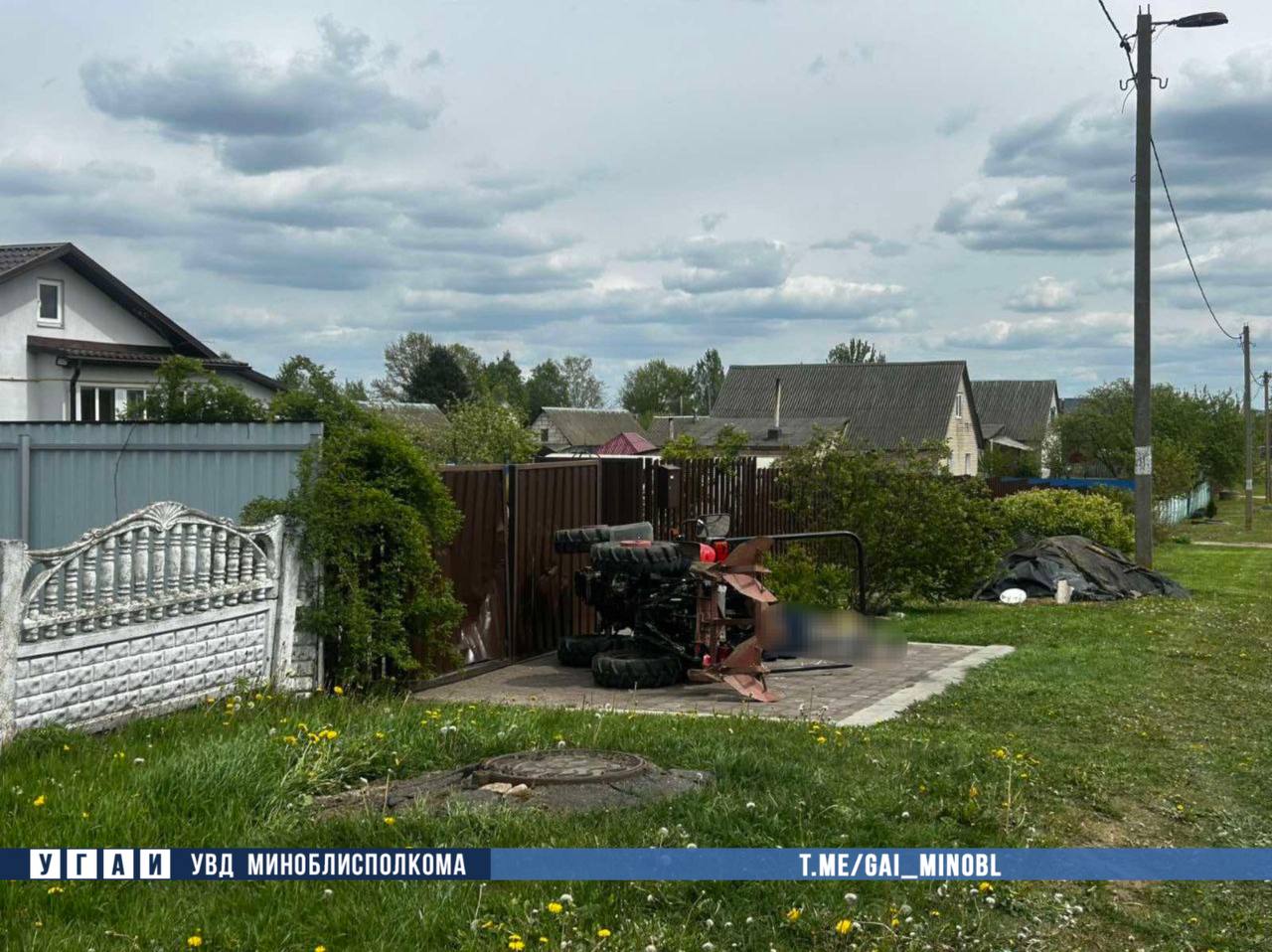 Наехал на люк и опрокинулся. В Беларуси погиб водитель трактора