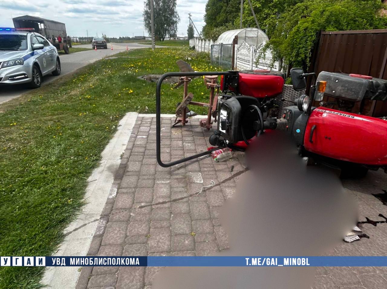 Наехал на люк и опрокинулся. В Беларуси погиб водитель трактора