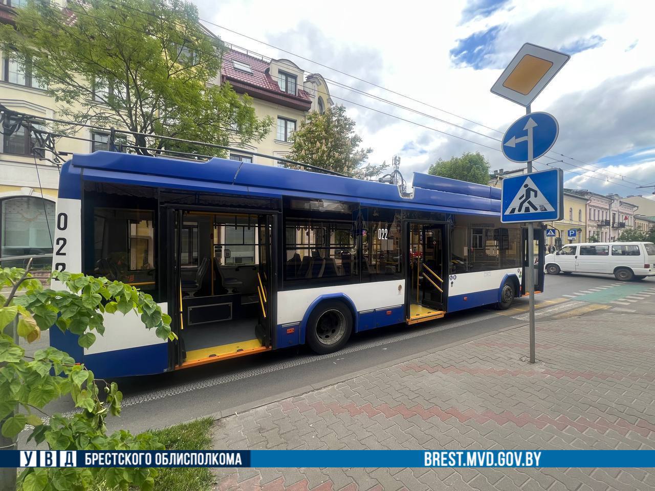 В Бресте женщина упала в троллейбусе — она госпитализирована