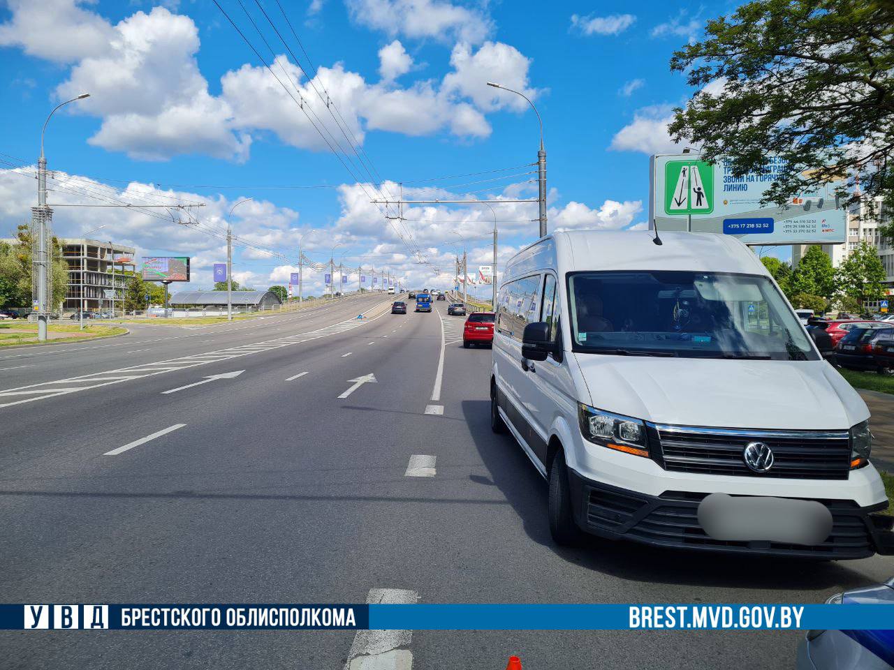 В Бресте Volkswagen снёс дорожный знак