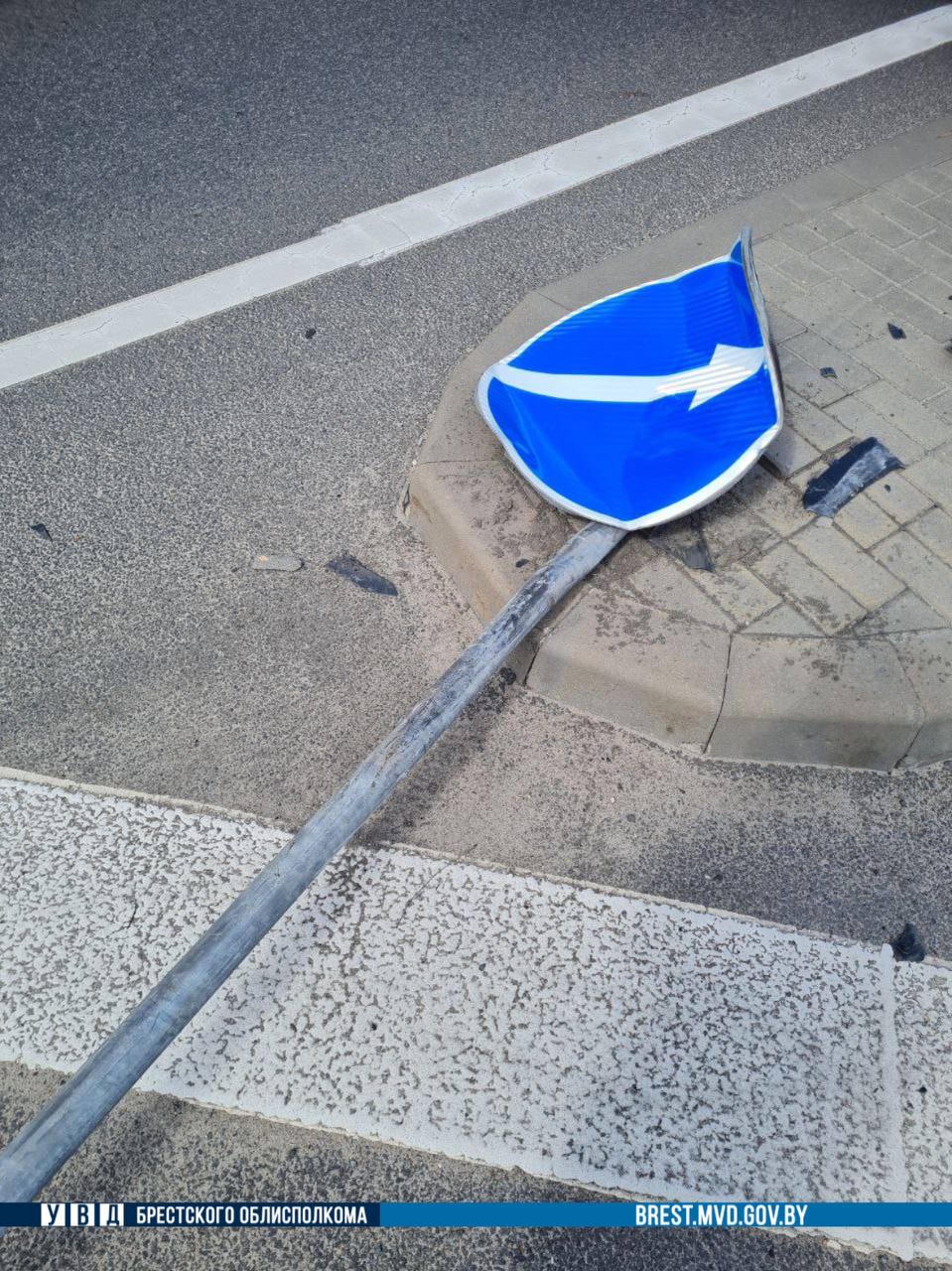 В Бресте Volkswagen снёс дорожный знак