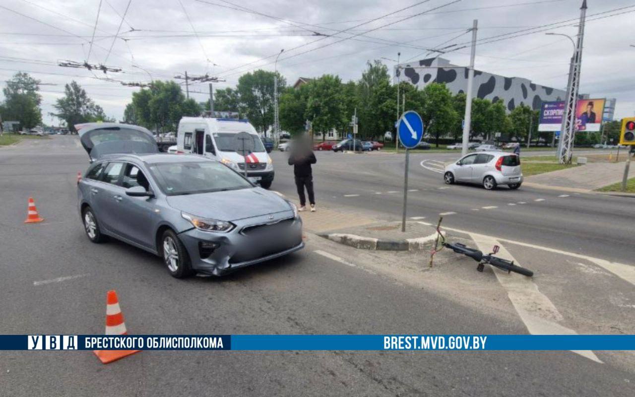 В Бресте автомобиль сбил подростка на велосипеде