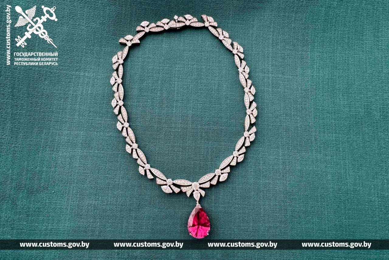 Мужчина попытался провезти в Беларусь ожерелье за 420 тысяч