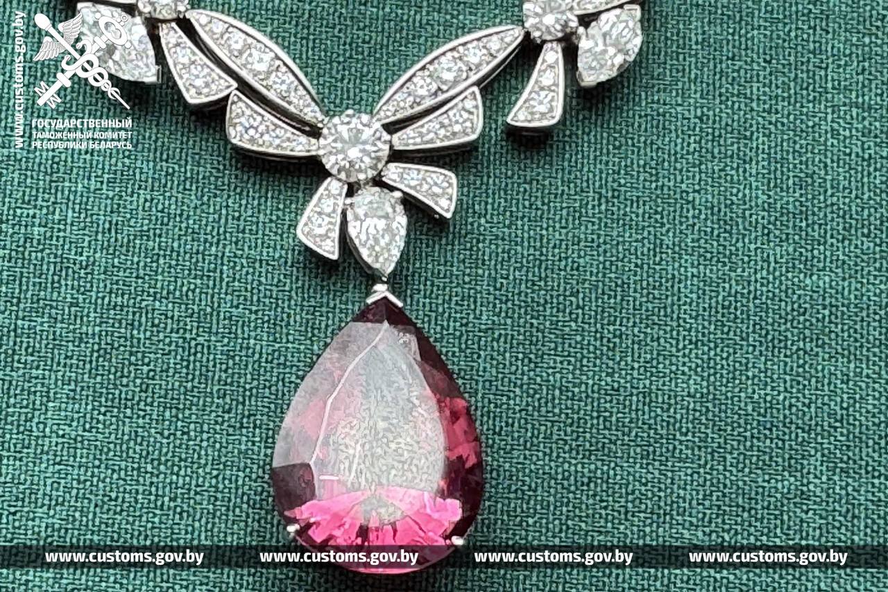 Мужчина попытался провезти в Беларусь ожерелье за 420 тысяч
