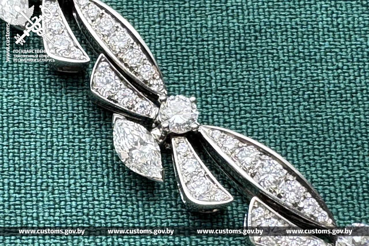 Мужчина попытался провезти в Беларусь ожерелье за 420 тысяч