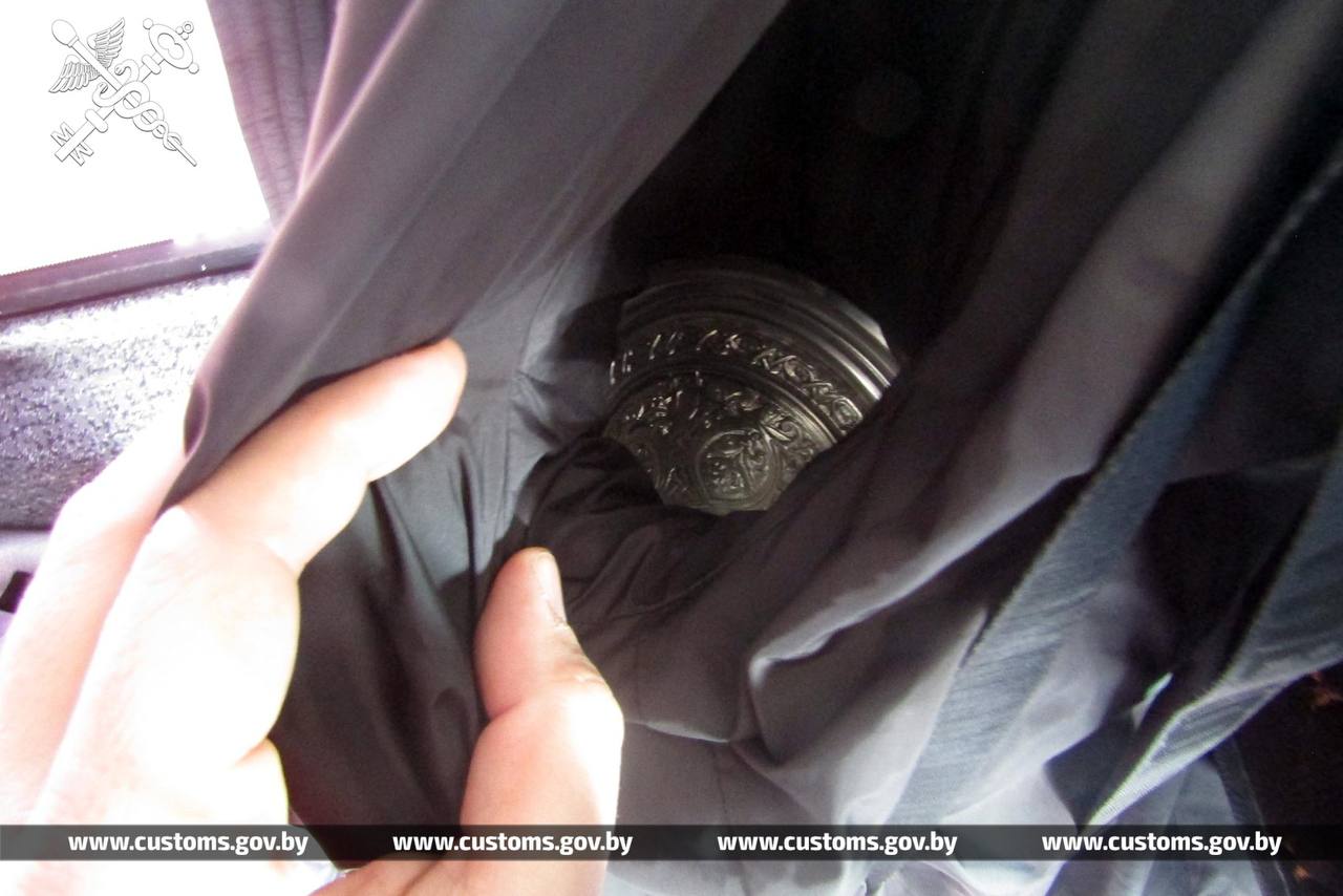 Мужчина попытался провезти в Беларусь ожерелье за 420 тысяч