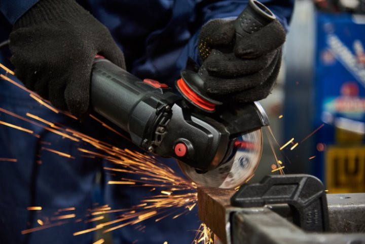 В Беларуси мужчина работал шлифовальной машинкой и загорелся от искры