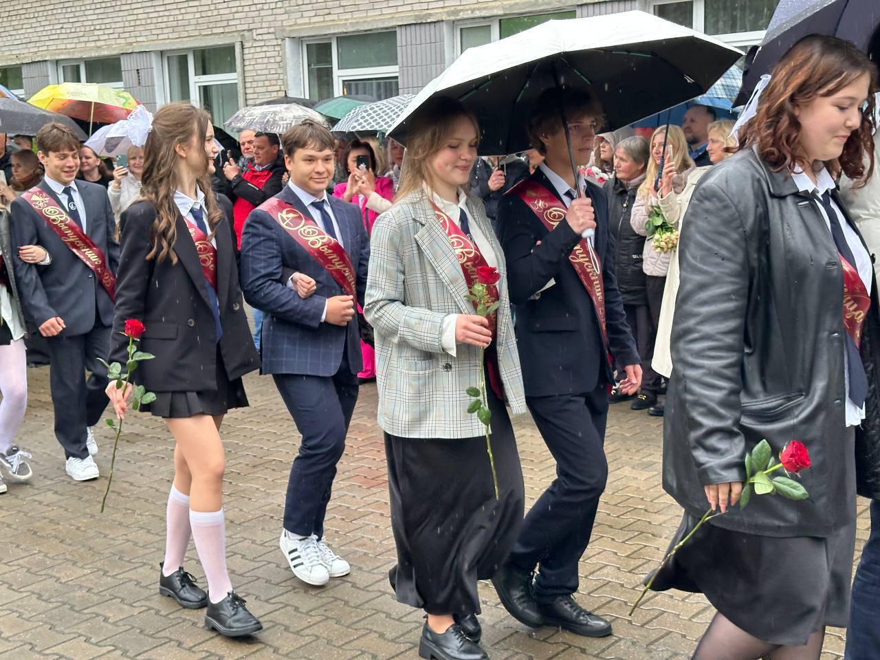 В Бресте проходит «Последний звонок» для выпускников 9 и 11 классов