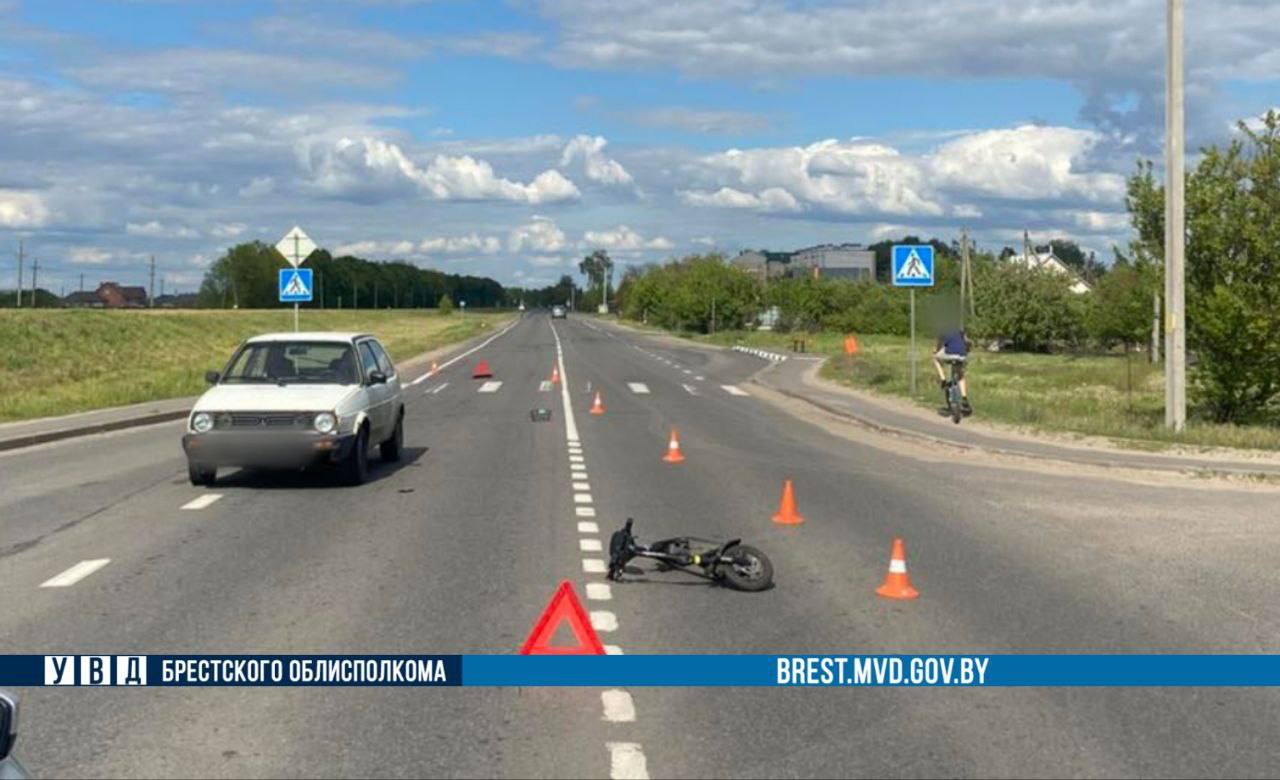В Пинском районе автомобиль сбил пенсионерку на электросамокате
