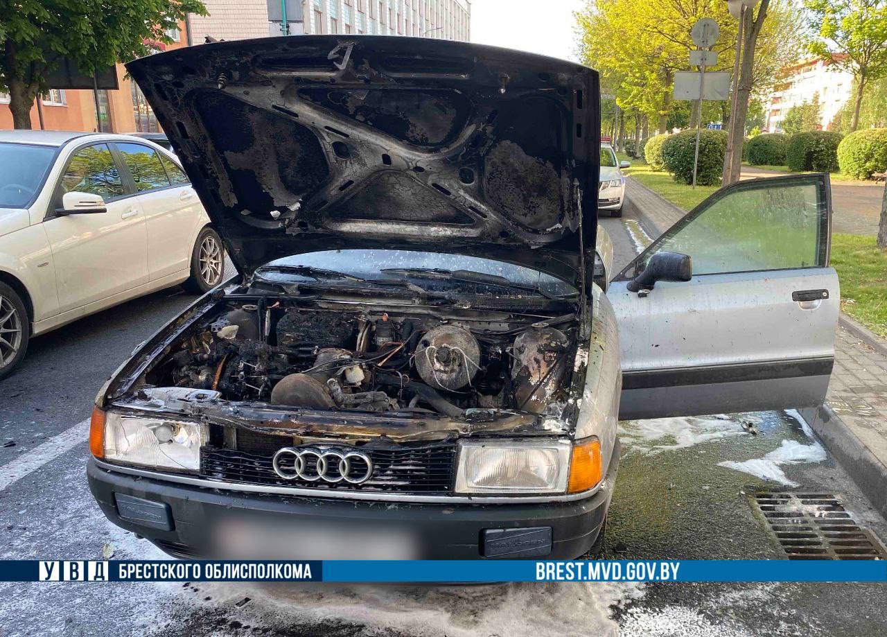 В Бресте горела Audi — подробности