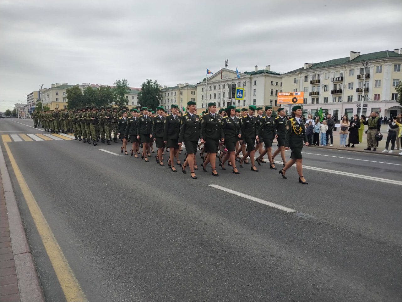 Брестские пограничники на мотоциклах проехали по улицам города