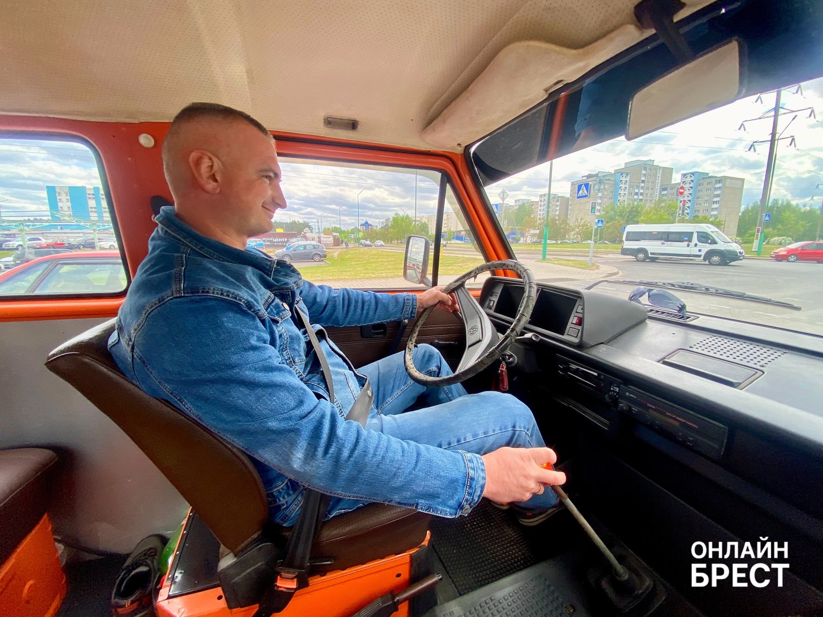 Почему Volkswagen T2 и T3 до сих пор в тренде? Владелец «капсулы времени» из Бреста раскрывает секрет