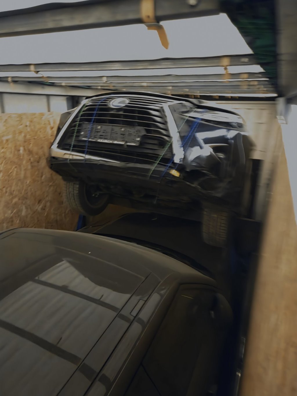 Три дорогих автомобиля пытались тайно провезти через Беларусь в полуприцепе