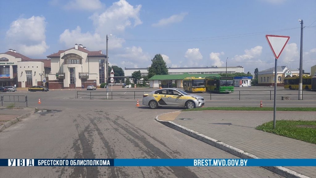 В Пинске автомобиль сбил женщину, которая пересекала дорогу вне пешеходного перехода