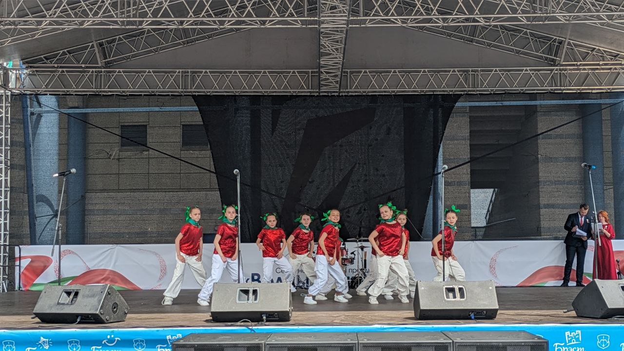 В Бресте проходит семейно-спортивный праздник «Волны единства»