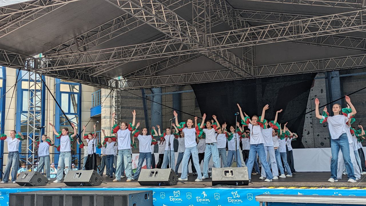 В Бресте проходит семейно-спортивный праздник «Волны единства»