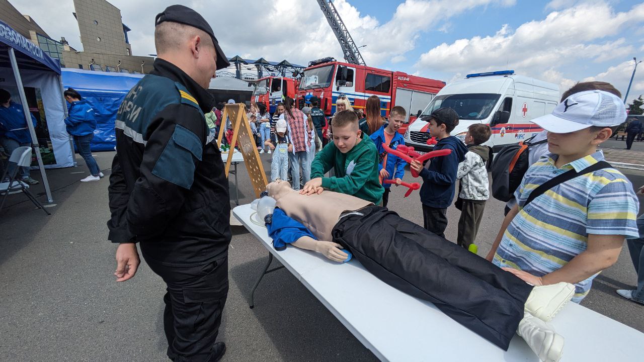 В Бресте проходит семейно-спортивный праздник «Волны единства»